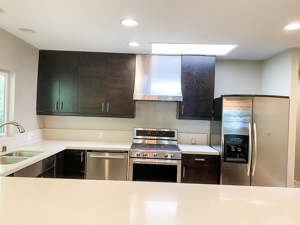 1st image of 824 N Gardner St