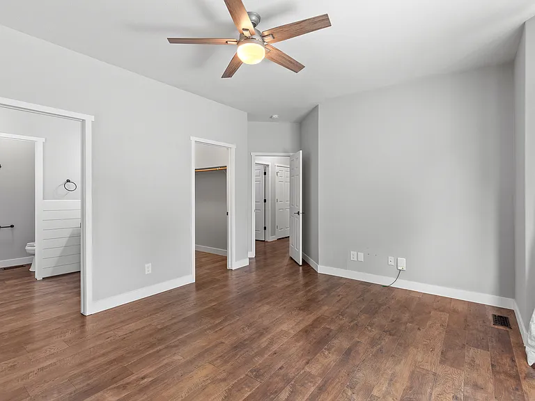 460 E Cloverleaf Dr — Photo 11