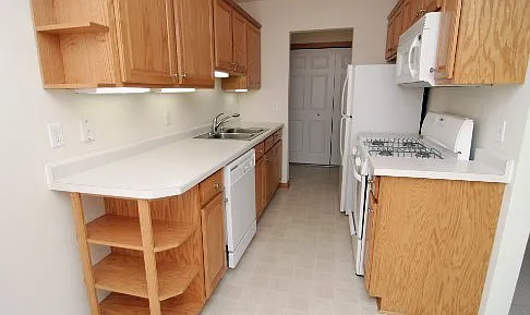 Plymouth Colony Apartments — Photo 2