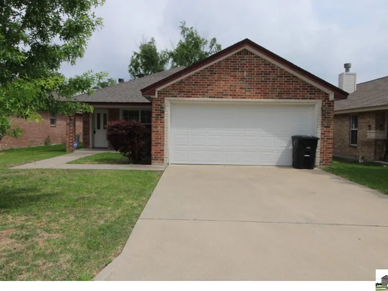 1906 Flagstaff Dr — Photo 1