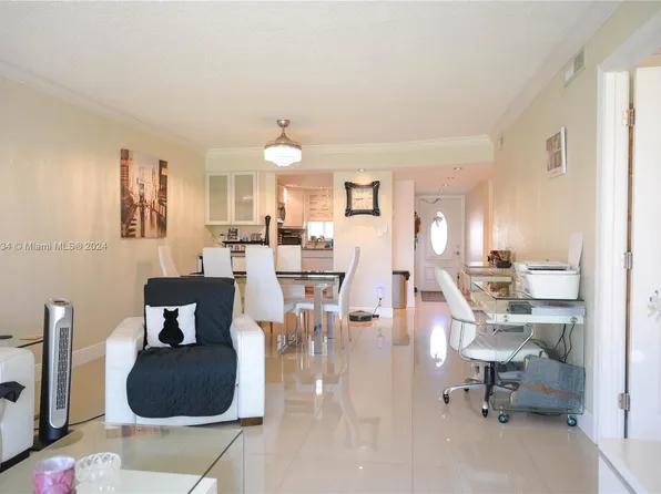 9200 N Hollybrook Lake Dr APT 102, Pembroke Pines, FL 33025
