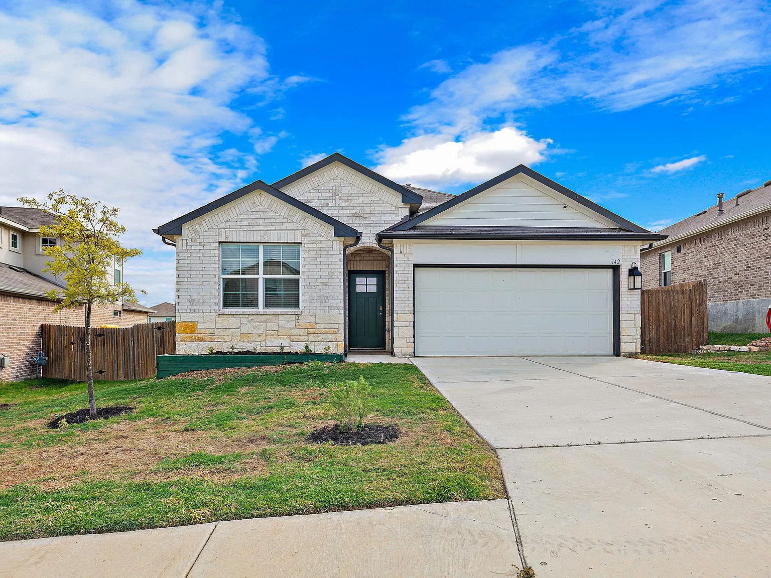 4 bed, 2.0 bath, 1922 sqft, $2,199 — Photo 2