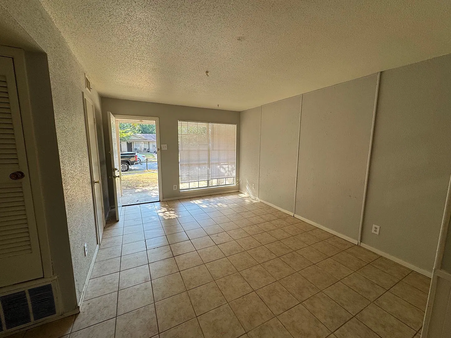 3 Bedroom in Beverly Hills — Photo 3