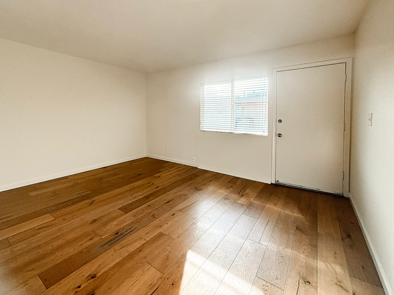 Studio, 400 sqft, $1,620 — Photo 4
