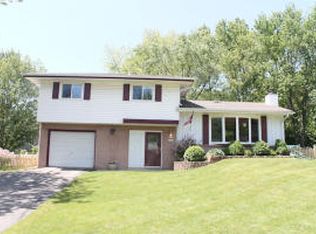W161N9517 Blackfoot Dr, Menomonee Falls, WI 53051