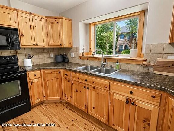 2nd image of 1701 Honeysuckle Loop