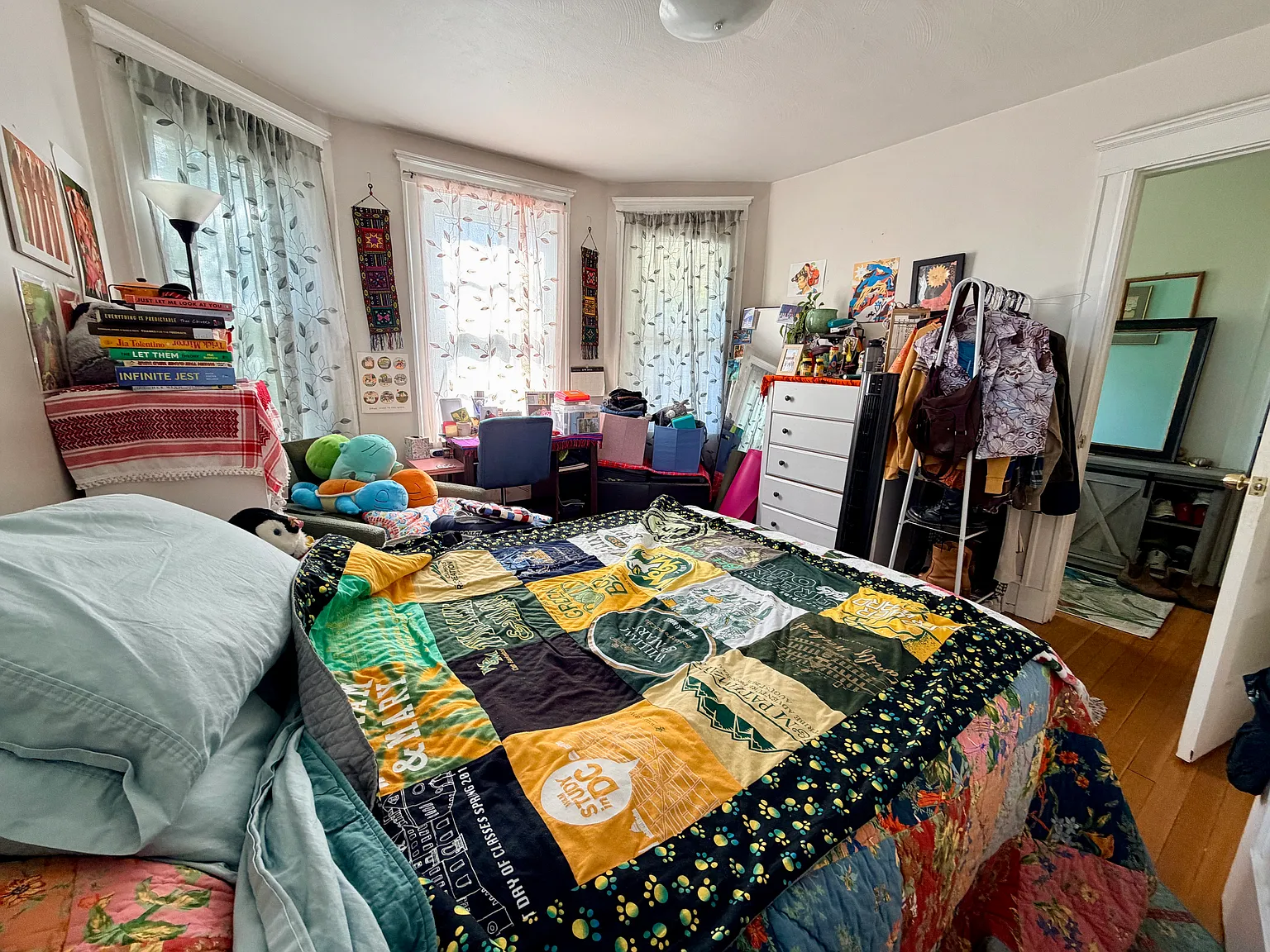 4 bed, 99999 sqft, $3,900 — Photo 2