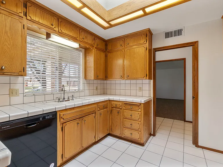 6469 N San Pedro Ave — Photo 14