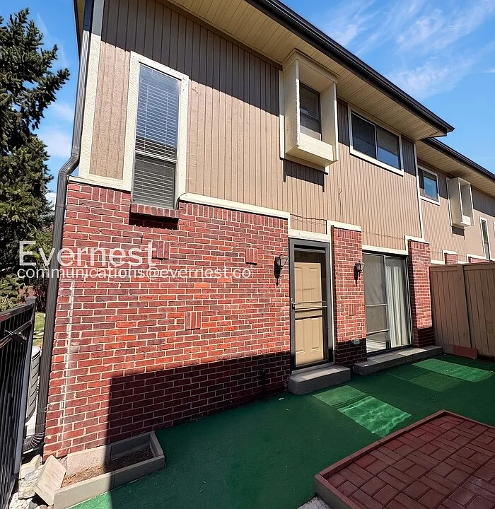 194 S Holman Way
