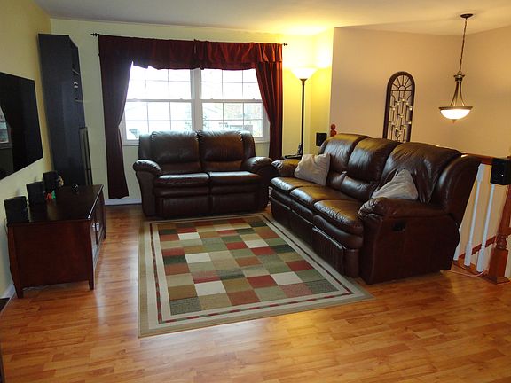 4th image of 102 Buttercup Dr