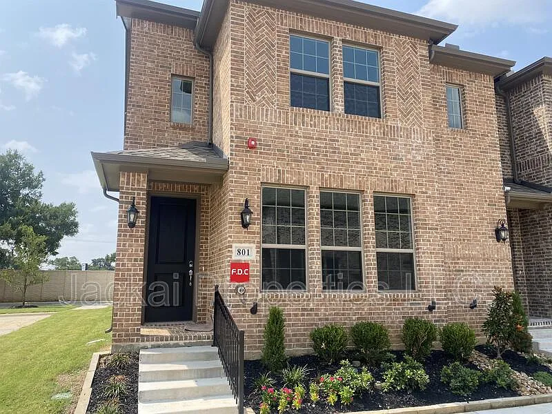 3 bed, 2.5 bath, 2100 sqft, $2,695 — Photo 1