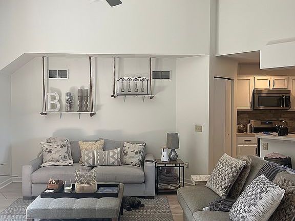 5th image of 389 N Arrowhead Bay Ave