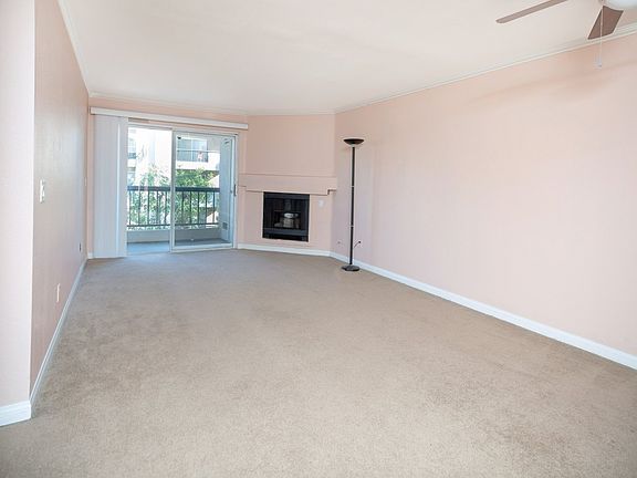 5th image of 5540 Owensmouth Ave APT 206