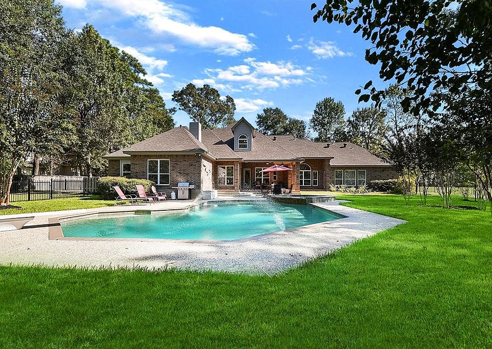 1st image of 9910 Clubhouse Cir