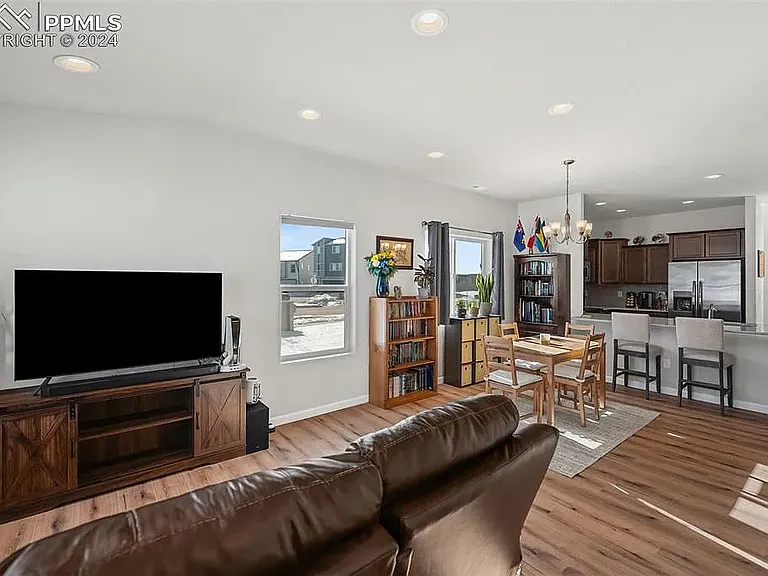 1091 Petra Hts — Photo 3