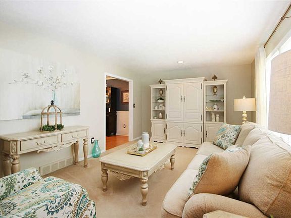 5th image of 220 Brandywood Ct