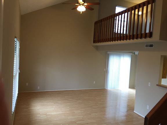  Family Rm from frnt door