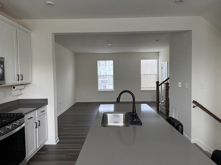48 Dover Ct #48 — Photo 6