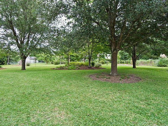 3rd image of 305 Yaupon Dr