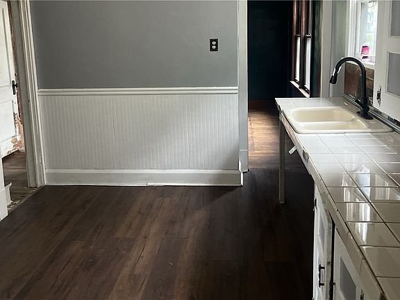 5th image of 406 N Market St