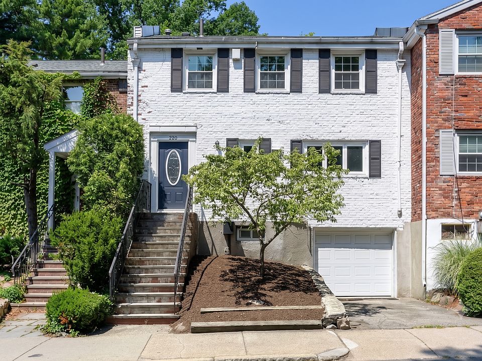 1st image of 220 Kent St Unit 220