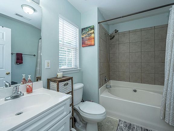 4th image of 4076 Babbitt St