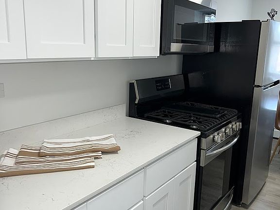 4th image of 2559 W Bryn Mawr Ave #204