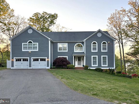2nd image of 575 Laurel Rd