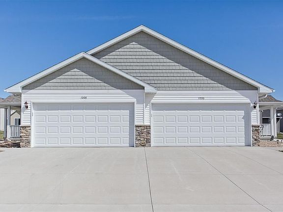 2nd image of 1008 Acacia Dr NE