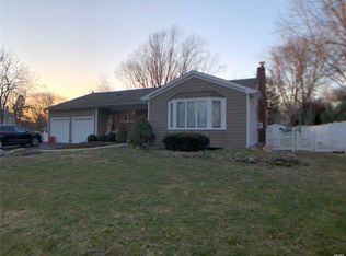 3 Cornwall Ln, Smithtown, NY 11787