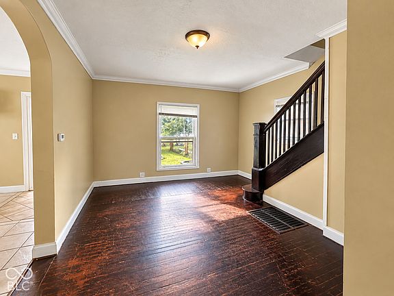 4th image of 1011 S Tremont St