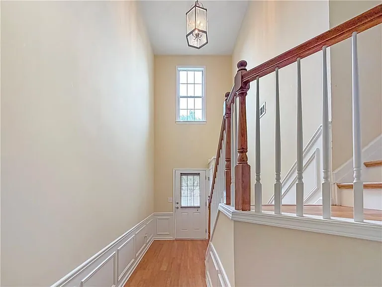 2380 Fairlie Dr — Photo 3