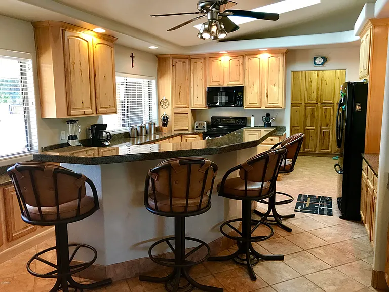 185 E Cercado Ln — Photo 16