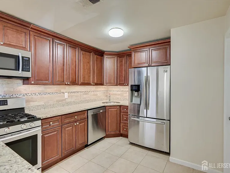 342 College Dr — Photo 3