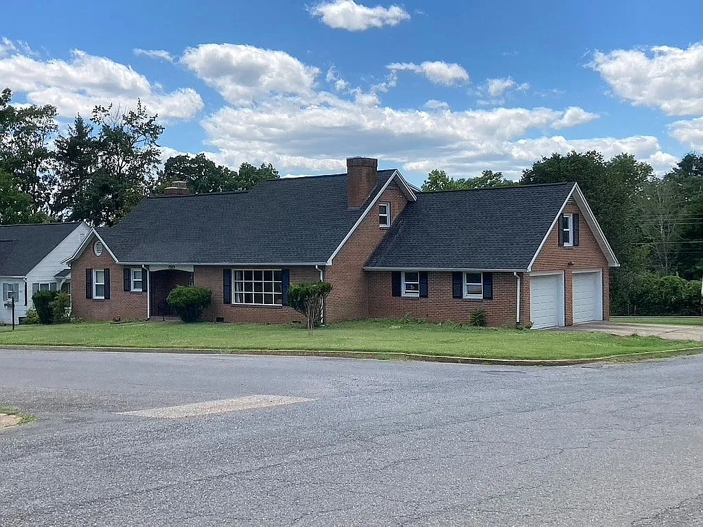 2367 Oak Ave photo 1