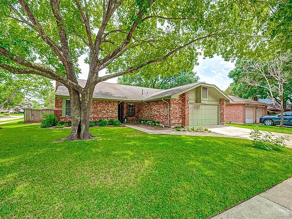 Just minutes away from 99 and I-10. Close to the community pool, shopping, and restaurants.