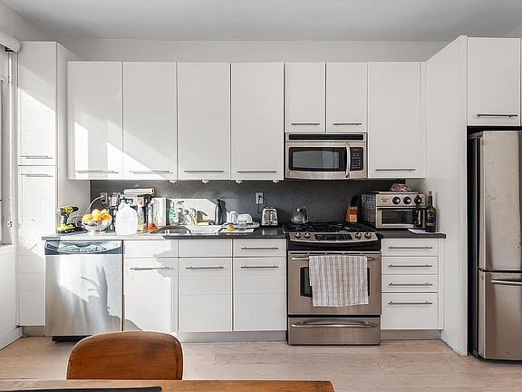 3rd image of 517 W 46th St APT 607