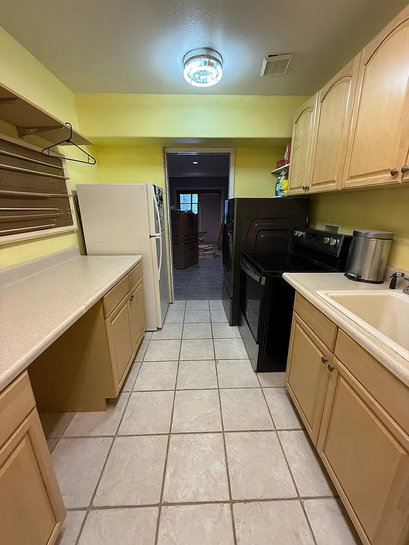 Beautiful First Floor Apartment Available in August! — Photo 4