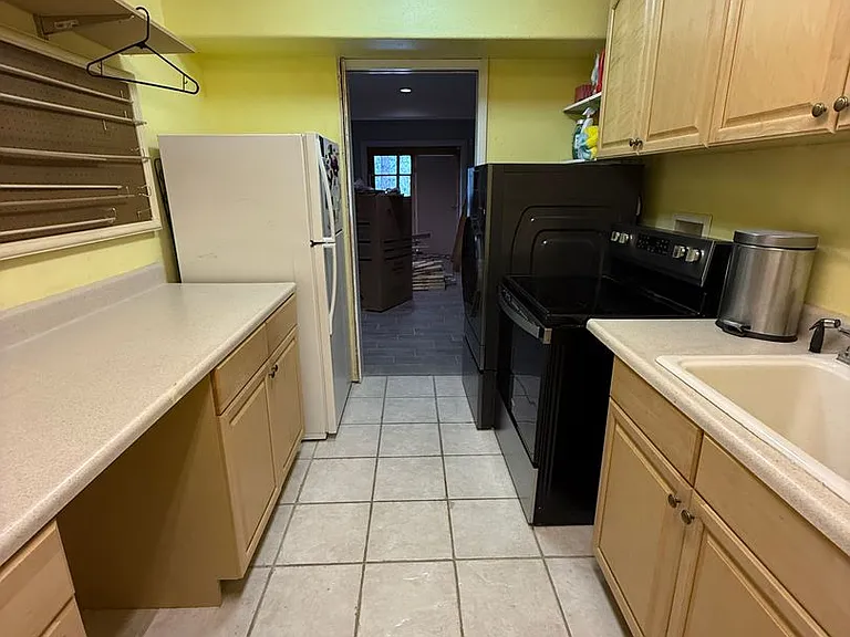 228 Maple Dr — Photo 4