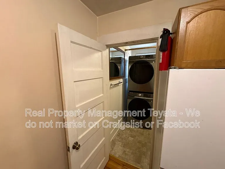 1405 Halleck St — Photo 10