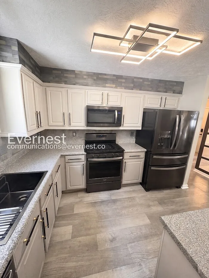 4 bed, 2.5 bath, 2347 sqft, $2,495 — Photo 4