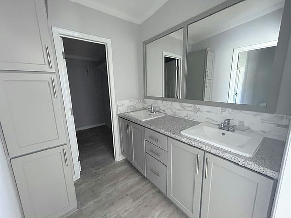 4th image of 5532 Woodford St