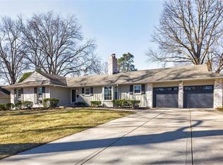 9408 Wenonga Rd, Leawood, KS 66206