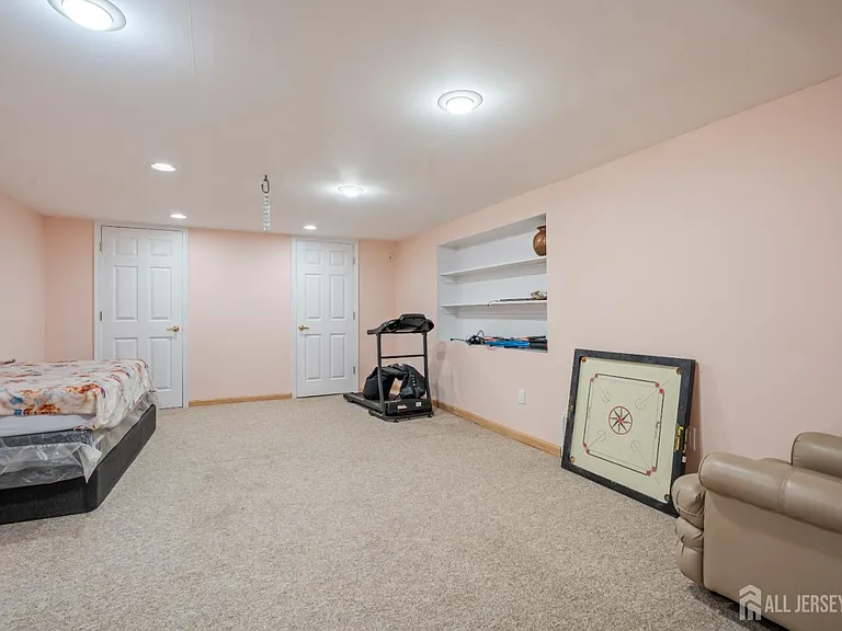 16 London Dr — Photo 26