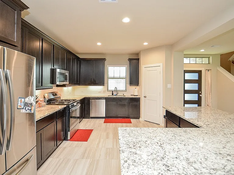 Modern, grand style kitchen. Microwave, dishwasher, gas stove, plenty of kitchen storage space.