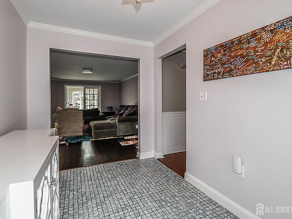 5th image of 71 Woodbridge Ave