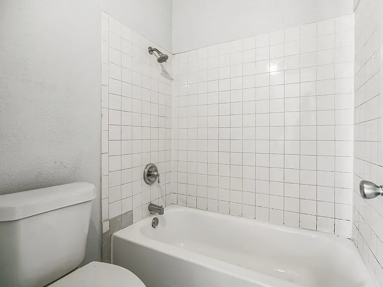 1007 W Saint Charles St #6 — Photo 9