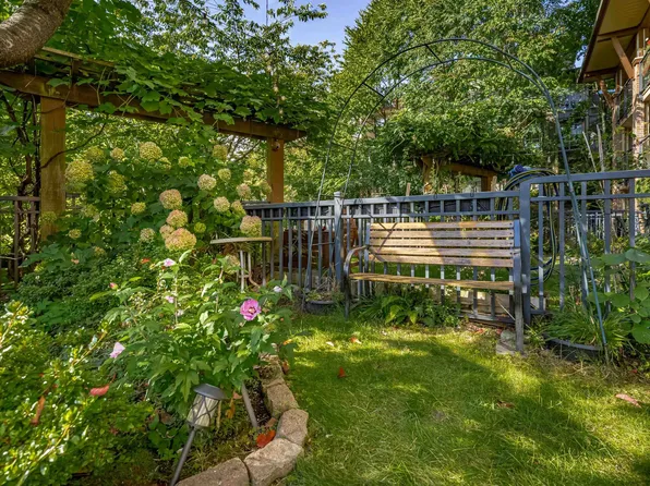 1633 Mackay Ave #107, North Vancouver, BC V7P 0A2