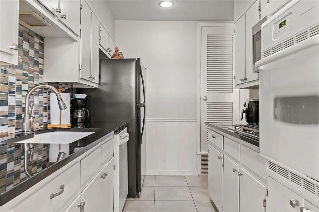 3 bed, 2.5 bath, 1000 sqft, $2,150 — Photo 2