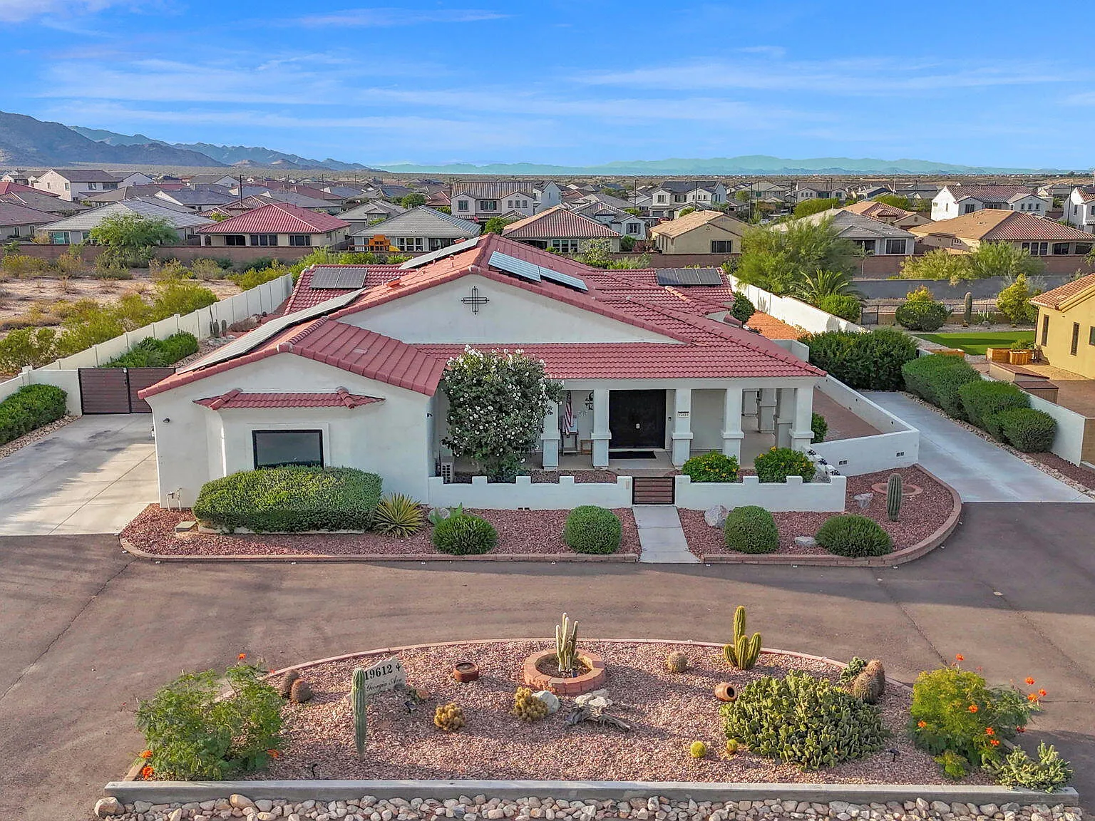 4 bed, 2.5 bath, 3672 sqft, $3,500 — Photo 2